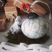 Weihnachsdekoration: Weihnachtsbaumschmuck Kugel rund mit Netz