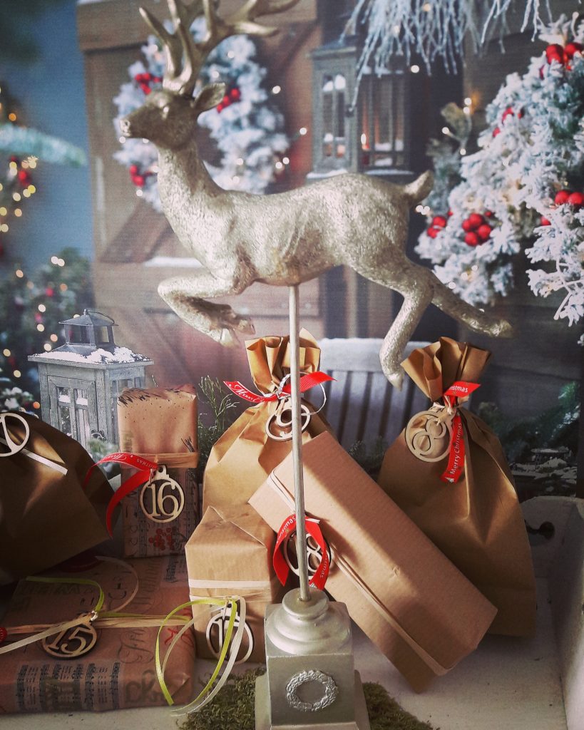 Weihnachsdekoration: Weihnachtsdeko Figur Hirsch