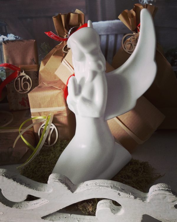 Weihnachsdekoration: Engel Figur aus Porzellan