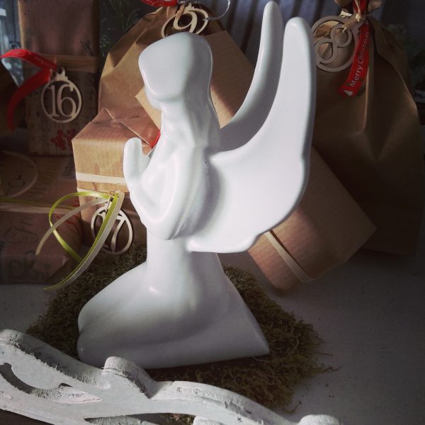 Weihnachsdekoration: Engel Figur aus Porzellan