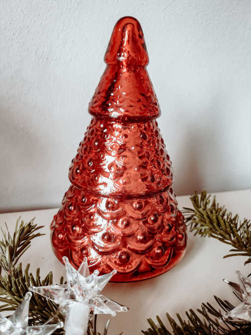 Weihnachsdekoration: Weihnachtsbaum rot
